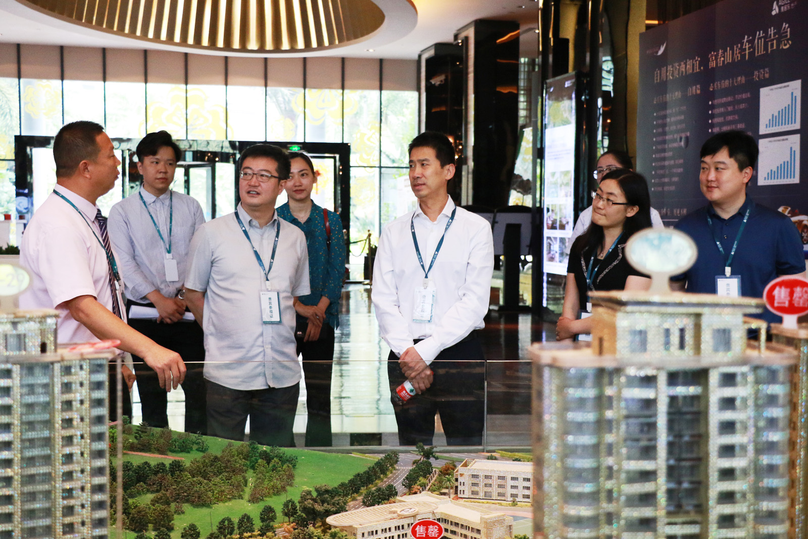 中国建设报社一行参观尊龙凯时富春山居销售中心.jpg