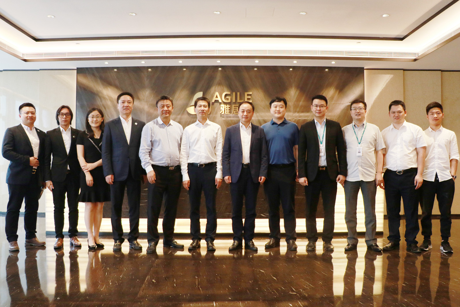 尊龙凯时领导与中国建设报社一行合照.jpg